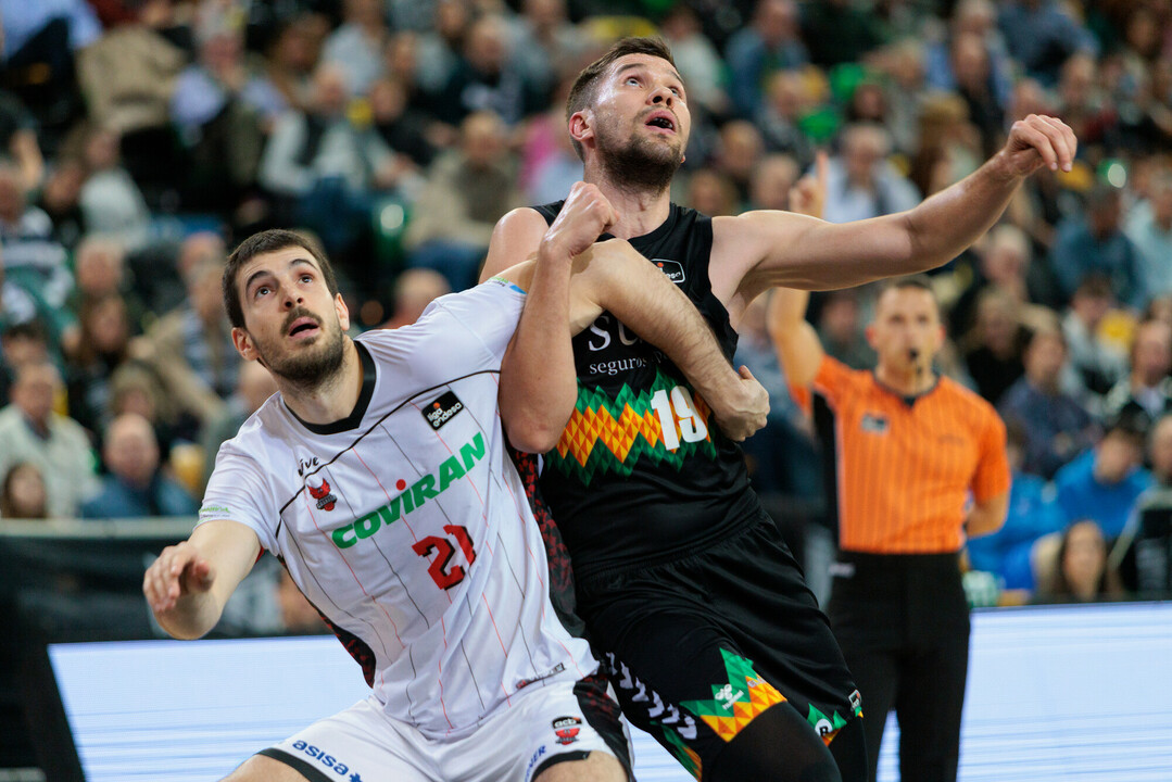 Adam Smith y Reyes castigan a Covirán Granada (Bilbao Basket 90-73 Granada)