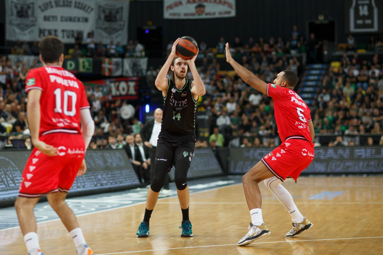 Desenlace amargo en un duelo de infarto (Surne Bilbao Basket 94-93 Covirán Granada)