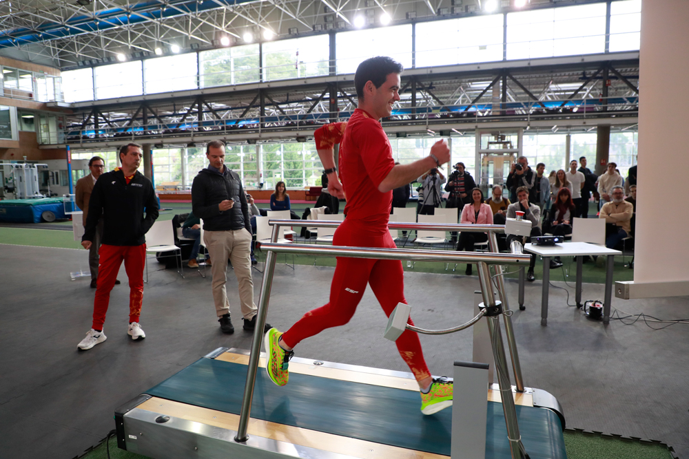 Llega la inteligencia artificial al atletismo español: sensores, relojes y gafas de realidad aumentada para los marchadores