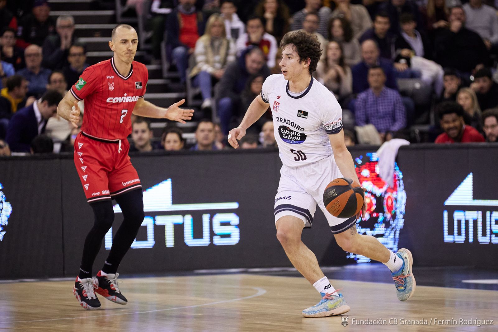 Covirán Granada baja al barro para batir a Monbus Obradoiro y respira (77-74)