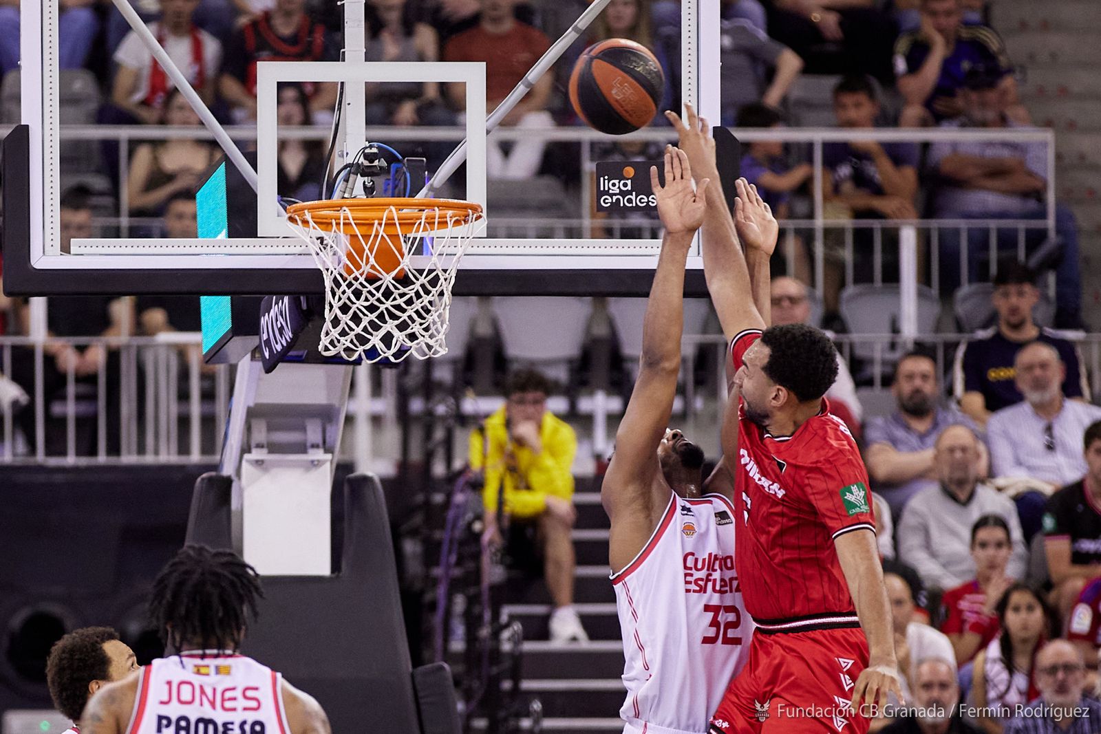 Las antideportivas en contra castigan en exceso a un buen Covirán (Granada 81-88 Valencia)