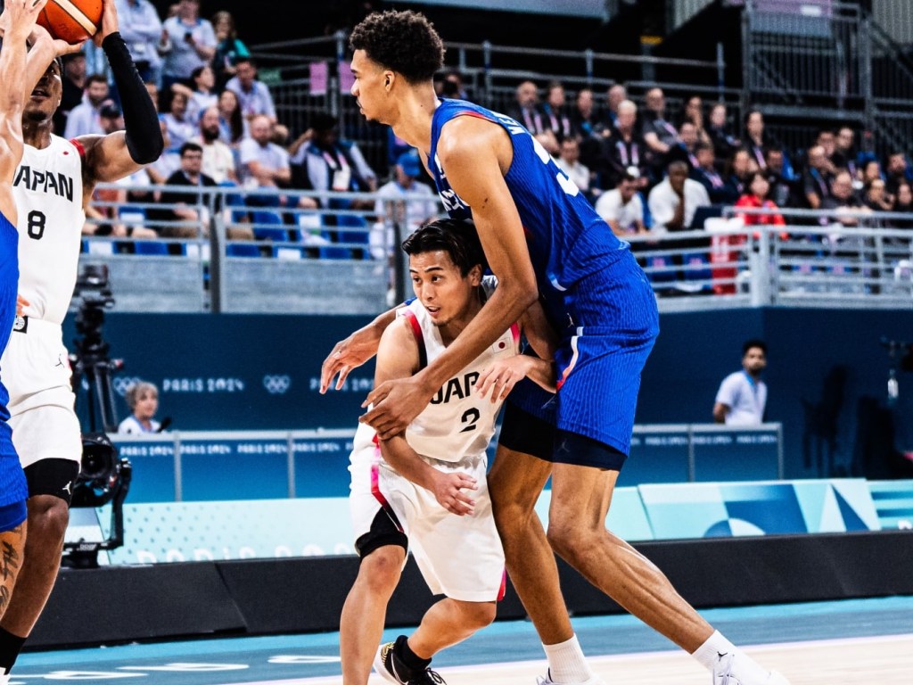De «David y Goliath» a «Wemby y Togashi»: la increíble foto del baloncesto en París 2024 con 55 centímetros de&nbsp;diferencia